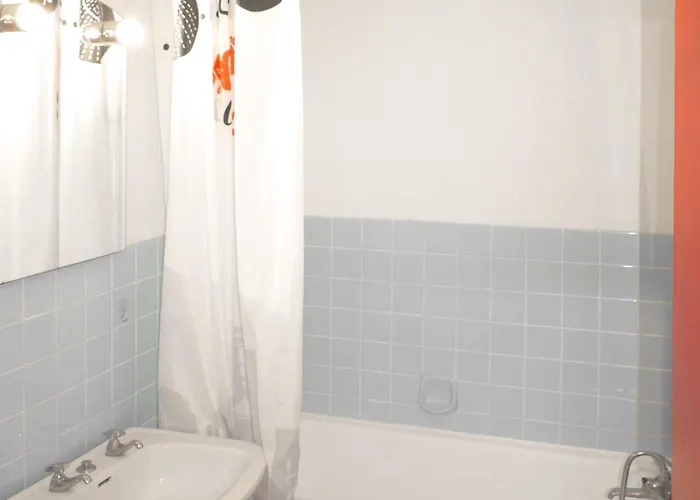 A Deux Pas De La A - Fr-1-323-415 *